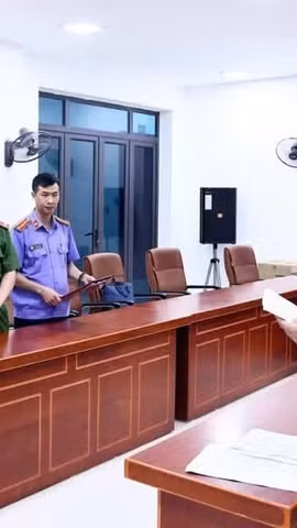 Thầy giáo bị bắt trong vụ gian lận thi Tốt nghiệp Trung học phổ thông tại Tuyên Quang. (Ảnh: TTXVN)