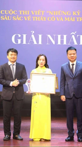 Ban tổ chức trao giải Nhất cho tác giả Nguyễn Thị Hằng. (Ảnh: BTC)