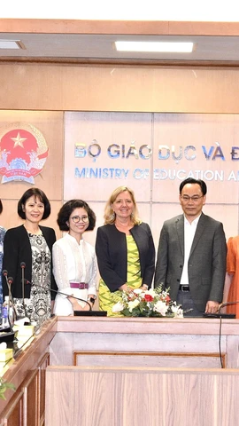 Hai bên chụp ảnh tại sự kiện (Ảnh: Bộ GD-ĐT)