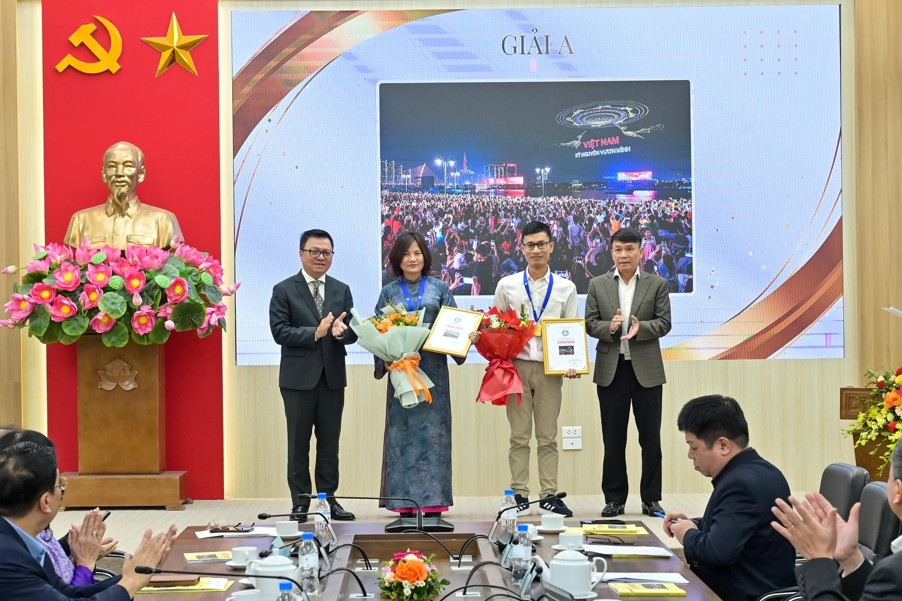 Cuộc thi 'Việt Nam trên hành trình đổi mới' trao giải cho 22 tác phẩm xuất sắc