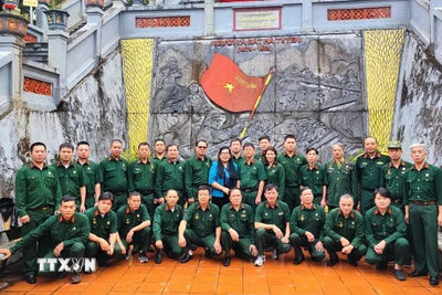 Hội Cựu chiến binh TTXVN chụp ảnh lưu niệm tại Đài tưởng niệm các Anh hùng Liệt sỹ điểm cao 468 (thôn Nặm Ngặt, xã Thanh Thủy, tỉnh Tuyên Quang). (Ảnh: Minh Tâm/TTXVN)