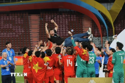 Huấn luyện viên Kim Sang-sik thêm một lần cùng bóng đá Việt Nam "chinh phục" thành công Rajamangala, mang về tấm huy chương Vàng quý giá cho bóng đá Việt Nam tại kỳ SEA Games 33 này. (Ảnh: Minh Quyết/TTXVN)