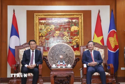 Đại sứ Việt Nam tại Lào Nguyễn Minh Tâm (phải) tiếp Ủy viên Trung ương Đảng, Trưởng Ban Đối ngoại Trung ương Lào Bounleua Phandanouvong đến chúc mừng. (Ảnh: Xuân Tú/TTXVN)