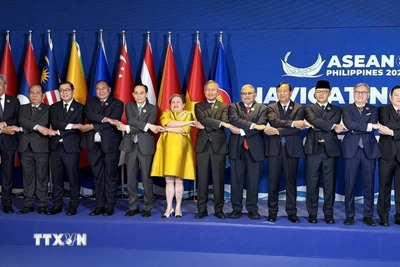 Bộ trưởng Ngoại giao Lê Hoài Trung chụp ảnh chung với Bộ trưởng Ngoại giao các nước ASEAN trước Hội nghị AMM Retreat tại Cebu, Philippines. (Ảnh: Việt Dũng/TTXVN)