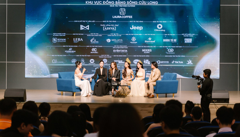 Các thế hệ hoa hậu, á hậu giao lưu, chia sẻ kinh nghiệm với "đàn em." (Ảnh: CTV/Vietnam+)