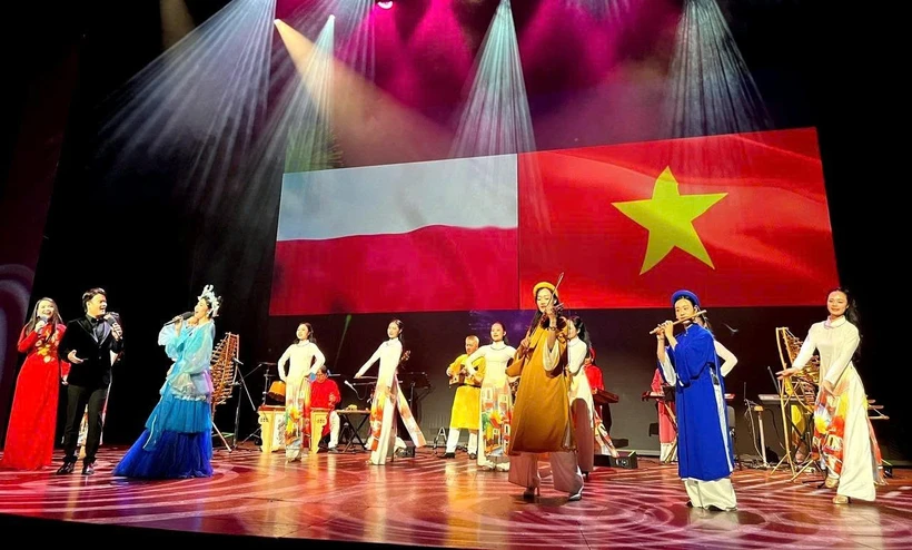 Chương trình nghệ thuật “Tinh hoa văn hóa Việt Nam” vừa diễn ra tại Ba Lan. (Ảnh: Cục Du lịch Quốc gia)