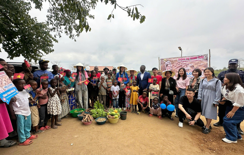 Người dân Angola chào đón Thanh Thủy với những nông sản địa phương. (Ảnh: CTV/Vietnam+)