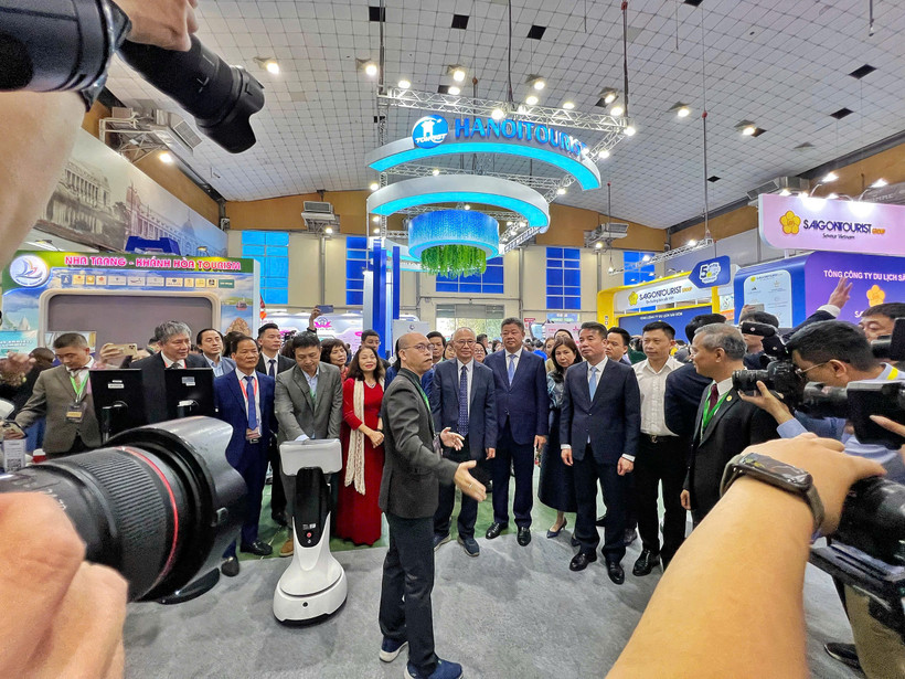 Gian hàng giới thiệu công nghệ số trong lĩnh vực du lịch tại VITM 2025 vừa qua đã thu hút đông đảo sự quan tâm của đại biểu, truyền thông. (Ảnh: Mai Mai/Vietnam+)