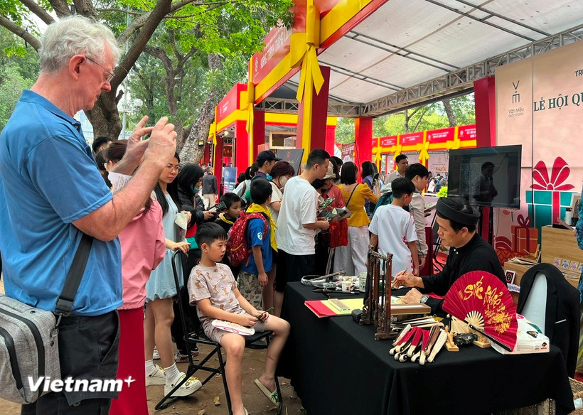 Du khách quốc tế đánh giá cao các sản phẩm du lịch gắn với di sản văn hóa, ẩm thực, làng nghề truyền thống... của Thủ đô. (Ảnh: Mai Mai/Vietnam+)