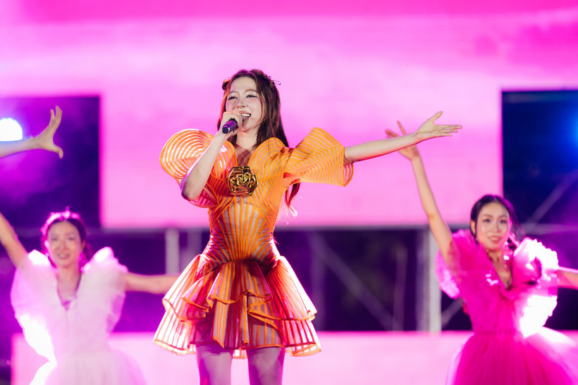 Hoa hậu Kiều Duy vừa có màn xuất hiện đặc biệt tại Hội diễn âm nhạc lớn của Đại học FPT cùng các "Anh trai say hi." (Ảnh: CTV/Vietnam+)