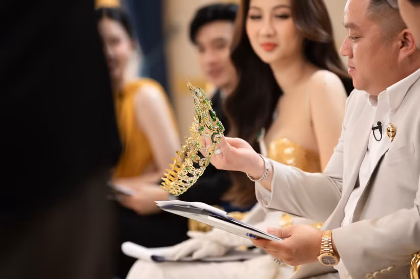 Có những vương miện do thí sinh chỉ mới 13, 14 tuổi thực hiện và được giám khảo đánh giá cao. (Ảnh: CTV/Vietnam+)