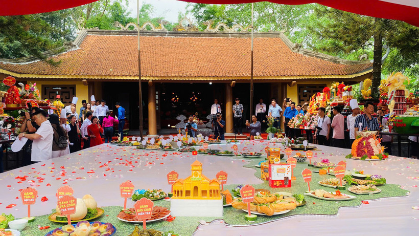 Mâm lễ dâng cúng Tổ nghề đầu bếp 200 mâm xác lập kỷ lục Việt Nam. (Ảnh: BTC)