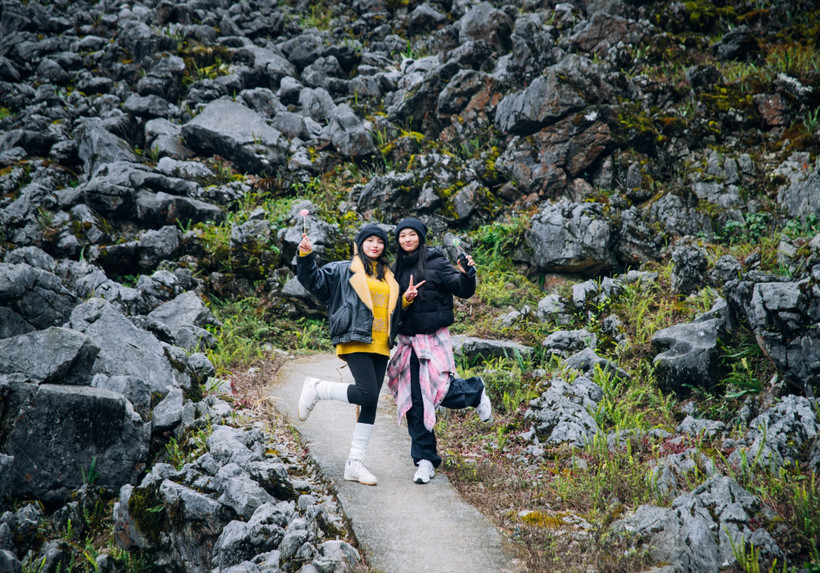 Những cung đường đá uốn lượn với khung cảnh thiên nhiên ngoạn mục và ấn tượng của Hà Giang (nay là tỉnh Tuyên Quang) có sức hấp dẫn đặc biệt khách quốc tế. (Ảnh: Vương Công Nam/Vietnam+)