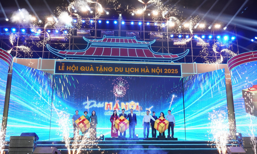 Các đại biểu bấm nút khai mạc lễ hội. (Ảnh: Vân Anh/Vietnam+)