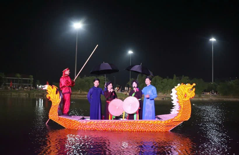 Hát Quan họ trên thuyền rồng. (Ảnh: Thanh Thương/TTXVN)