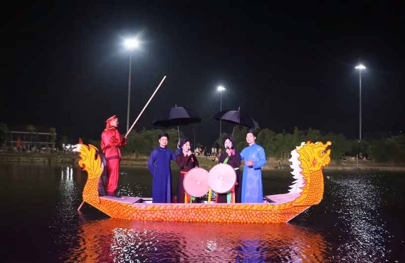 Hát Quan họ trên thuyền rồng. (Ảnh: Thanh Thương/TTXVN)