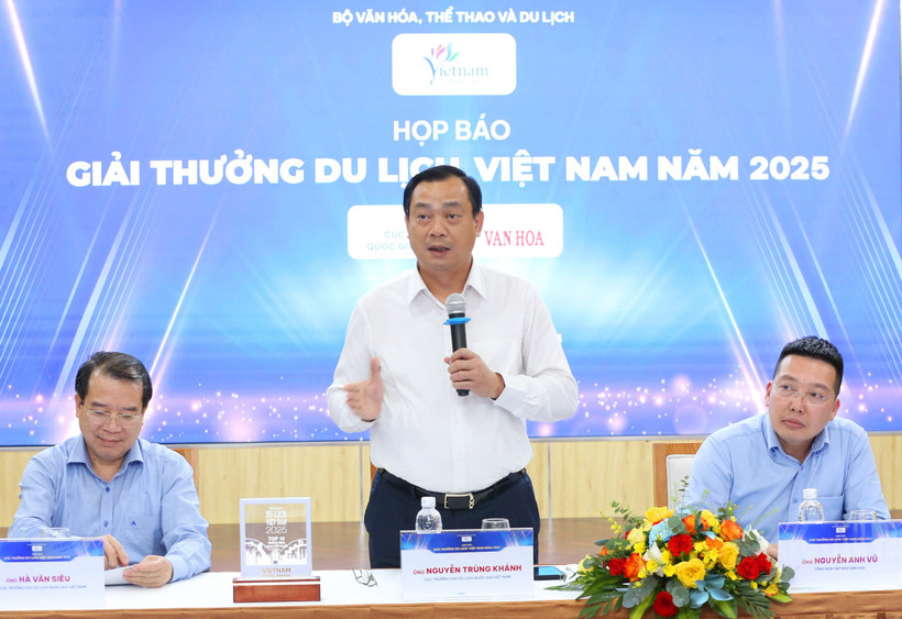 Cục trưởng Cục Du lịch Quốc gia Nguyễn Trùng Khánh thông tin về giải thưởng. (Ảnh: CTV/Vietnam+)