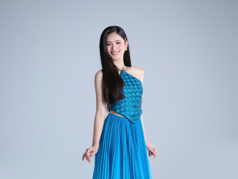 Ý Nhi tận dụng lợi thế ngoại hình, khoe dáng trong trang phục lấy cảm hứng từ áo yếm đan thủ công, phối cùng chân váy mềm mại. (Ảnh: CTV/Vietnam+)