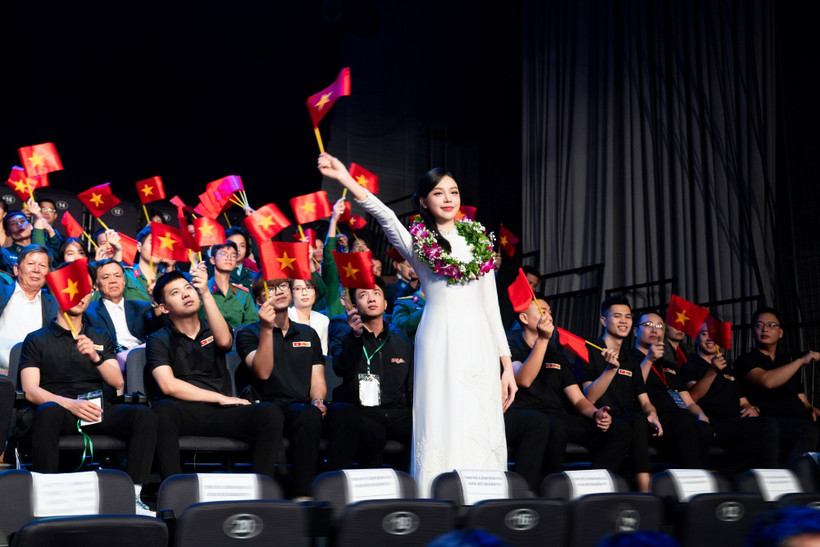 Hoa hậu Thanh Thủy là 1 trong 8 gương mặt ưu tú đã vinh dự nhận giải thưởng “Gương mặt trẻ Việt Nam triển vọng năm 2024.” (Ảnh: CTV/Vietnam+)