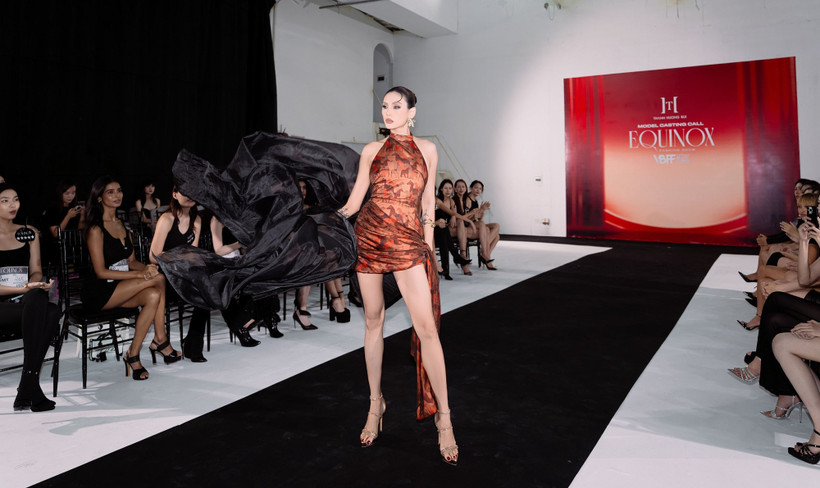 Siêu mẫu Võ Hoàng Yến thị phạm trình diễn cho dàn mẫu tới casting. (Ảnh: CTV/Vietnam+)