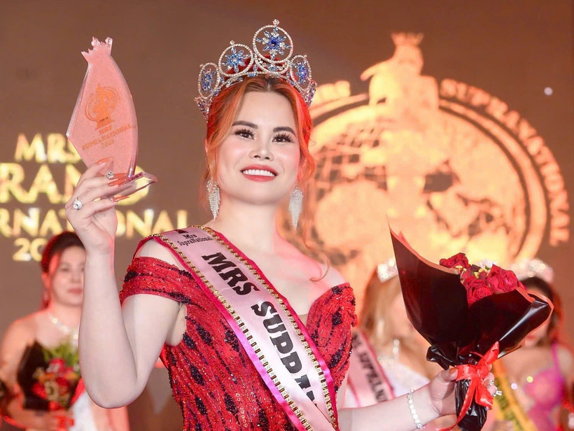 Khoảnh khắc đăng quang của đại diện quý bà Việt Nam tại Mrs Supranational 2025.