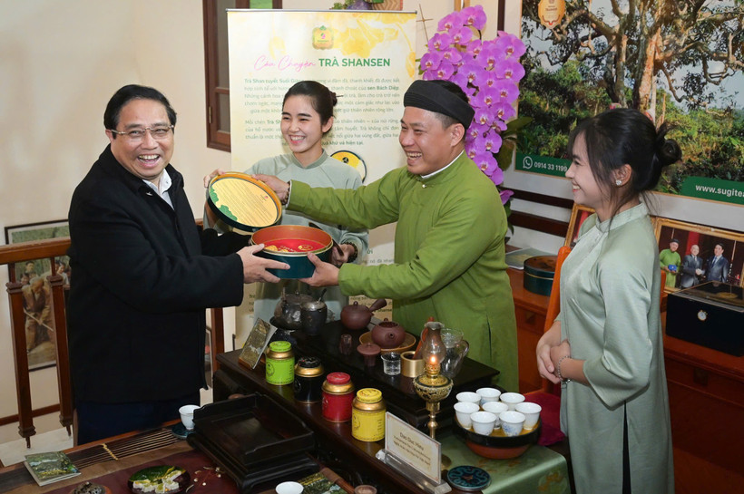 Nghệ nhân Đào Đức Hiếu phục vụ trà Thủ tướng Phạm Minh Chính tại hội nghị tổng kết ngành nông nghiệp năm 2024. (Ảnh: CTV/Vietnam+)