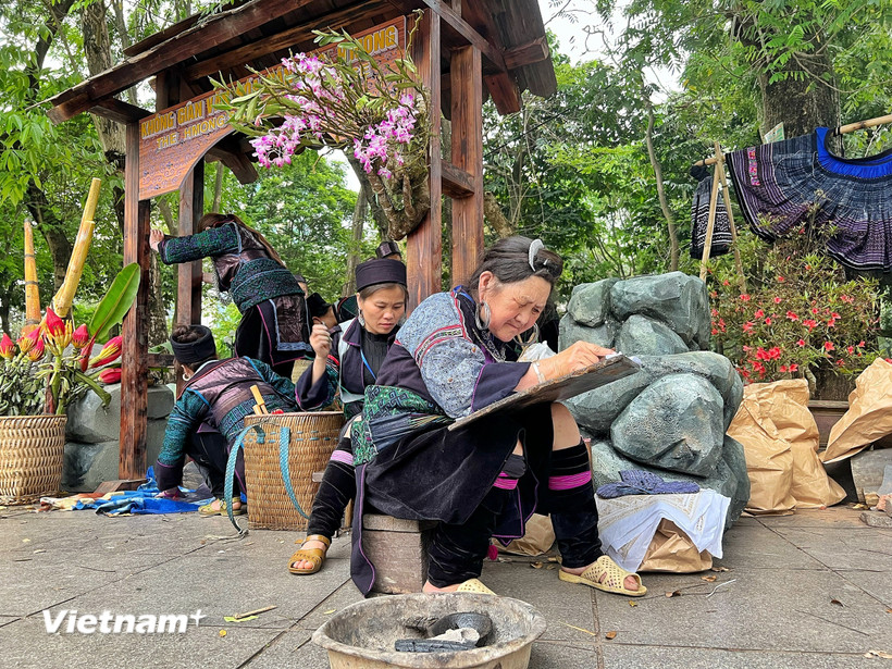 Nghề truyền thống dần trở thành trải nghiệm văn hóa bản địa được du khách ưa chuộng. (Ảnh minh họa: Xuân Mai/Vietnam+)