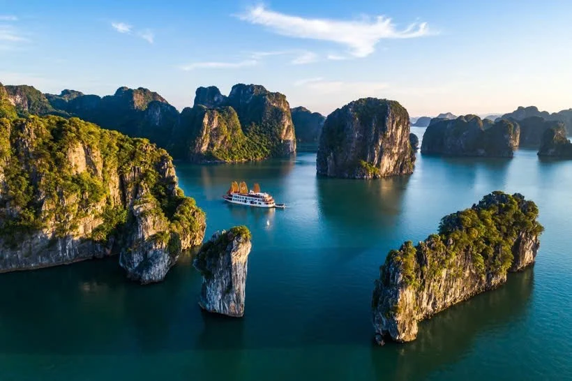 Crucero operando en la bahía de Ha Long – zona del archipiélago de Cat Ba. (Foto: Colaborador/Vietnam+)