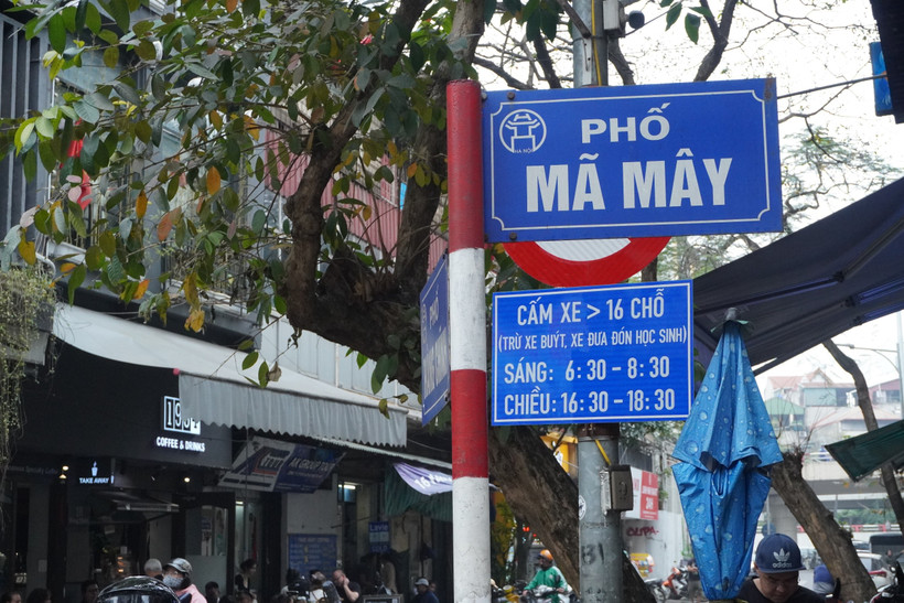 Biển cấm xe trên phố Mã Mây. (Ảnh: Vân Anh/Vietnam+)