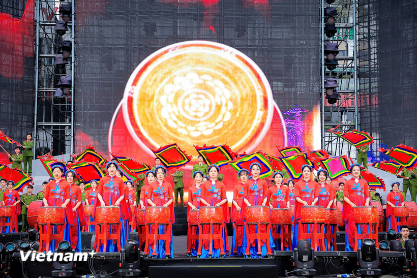 Màn trống hội hoành tráng khai mạc Gala “Vinh quang Công an nhân dân Việt Nam.” (Ảnh: Hoài Nam/Vietnam+)