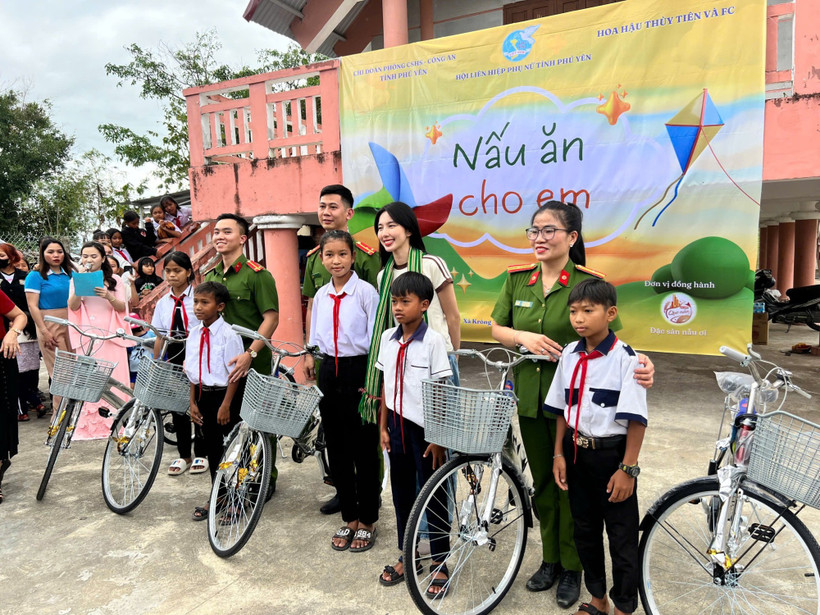 Các em nhỏ có hoàn cảnh khó khăn nhận quà mừng năm mới. (Ảnh: CTV/Vietnam+)