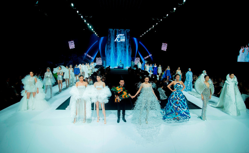 Lê Thanh Hòa từng gây ấn tượng mạnh khi mở màn Vietnam International Fashion Week Xuân Hè 2023 với bộ sưu tập “Hoa trên sóng nước.” (Ảnh: BTC)