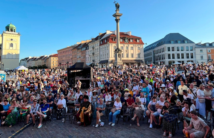 Hàng nghìn người tham dự là kiều bào ta ở Ba Lan, người dân địa phương và du khách quốc tế; đã cùng hòa nhịp trong không khí lễ hội. (Ảnh: Bộ Văn hóa, Thể thao và Du lịch)