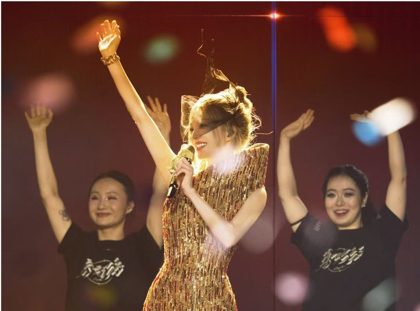 Trương Thiều Hàm vừa có một đêm nhạc đặc biệt tại Tự Cống (Tứ Xuyên, Trung Quốc) trong khuôn khổ chuyến lưu diễn hòa nhạc Zhang Shaohan Miguang với 27 điểm dừng chân. (Ảnh: CTV/Vietnam+)