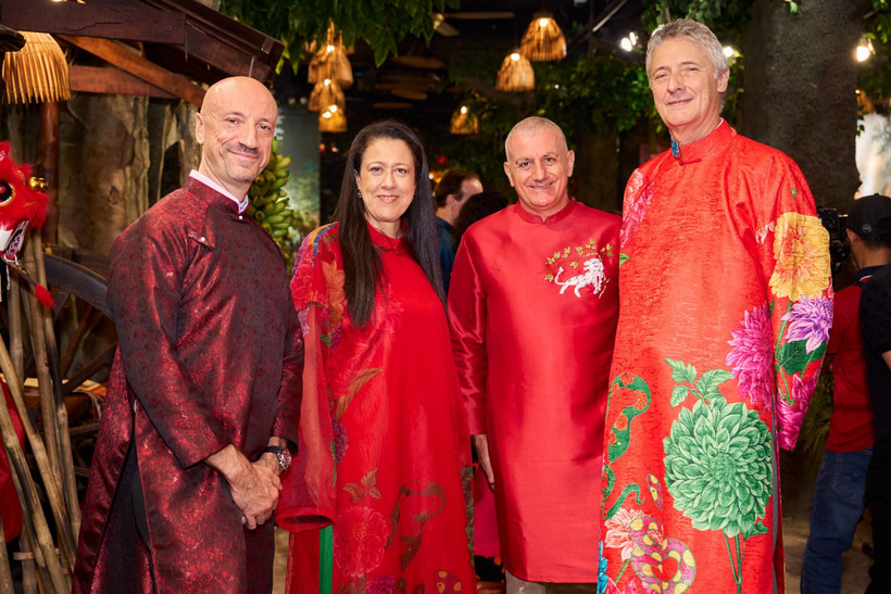 Các vị khách quốc tế thích thú khi được trải nghiệm tết truyền thống của Việt Nam. (Ảnh: CTV/Vietnam+)