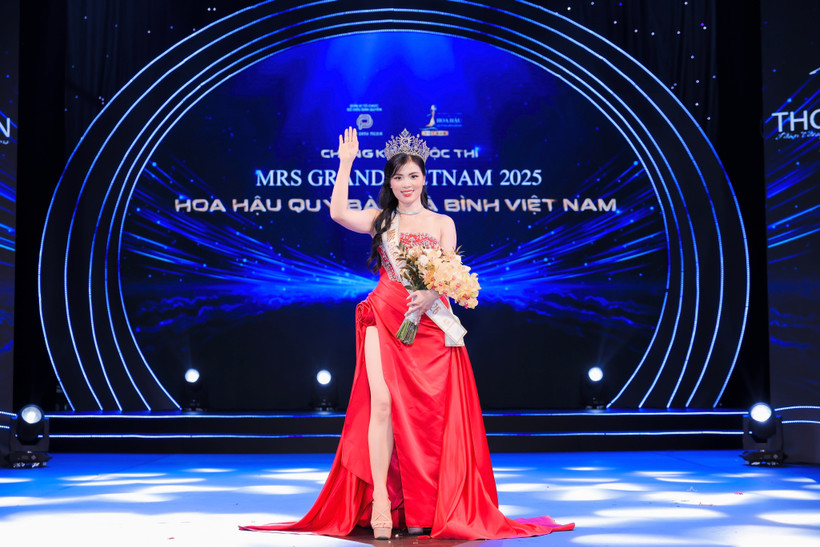 Nguyễn Thị Thưa đăng quang Hoa hậu Quý bà Hòa bình Việt Nam 2025. (Ảnh: BTC)