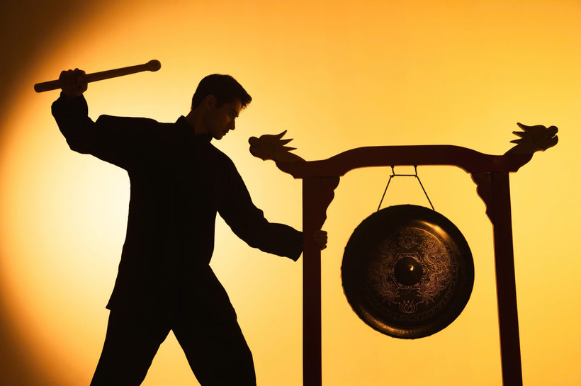 Nam vương Tuấn Ngọc đánh cồng chiêng trong MV “Hào khí Việt Nam." (Ảnh: CTV/Vietnam+)