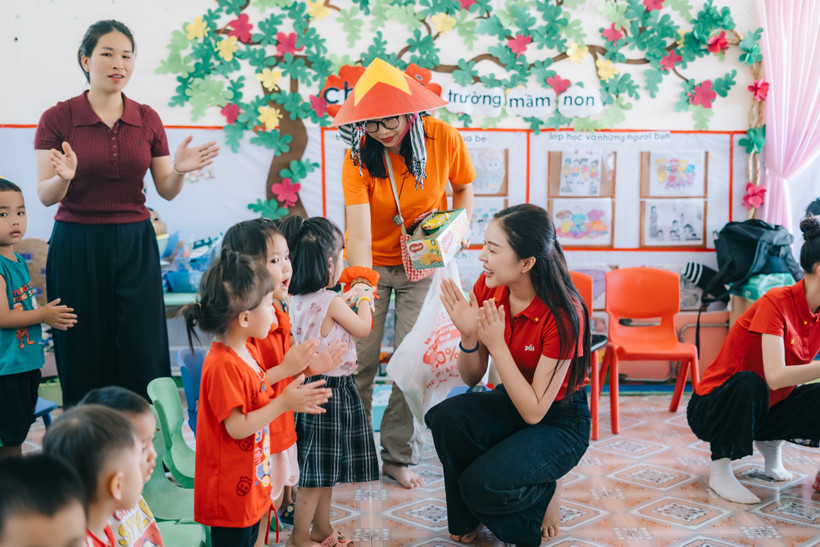 Kiều Duy mang "Chạm" đến với trẻ em vùng sâu vùng xa Điện Biên. (Ảnh: CTV/Vietnam+)