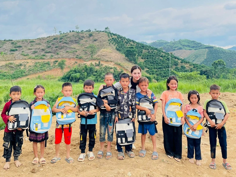 Tiểu Vy trao tặng “Túi học Vy ơiii” cho các em nhỏ dân tộc Khmer đang học tập tại địa phương. (Ảnh: CTV/Vietnam+)