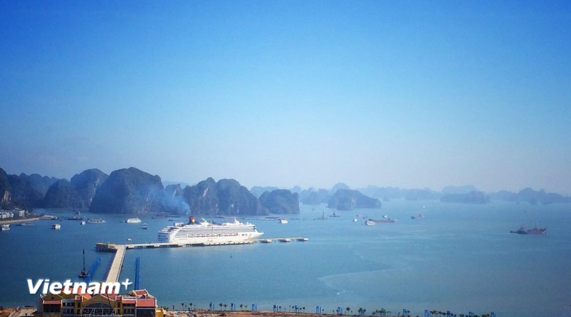 Cảng tàu khách Quốc tế Hạ Long là nơi dừng chân của lượng lớn khách ngoại đến Quảng Ninh. Cảng tàu khách này được triển khai theo hình thức đối tác công - tư. (Ảnh: Mai Mai/Vietnam+)