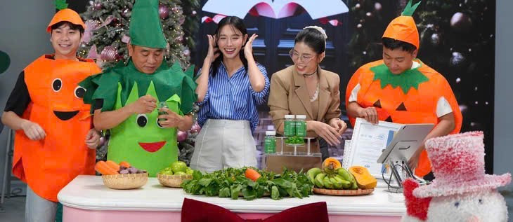 Thùy Tiên trong một phiên livestream bán kẹo rau củ Kera. (Ảnh chụp màn hình)