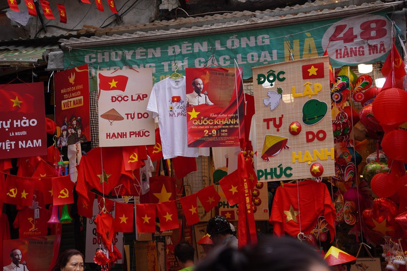 Không khí Đại lễ ngập tràn khắp ngõ phố. (Ảnh: Vietnamplus)