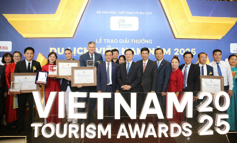 113 doanh nghiệp, đơn vị tiêu biểu trong lĩnh vực du lịch tại 11 hạng mục giải thưởng với 18 danh hiệu đã được vinh danh tại lễ trao giải sáng nay. (Ảnh: Trần Huấn)