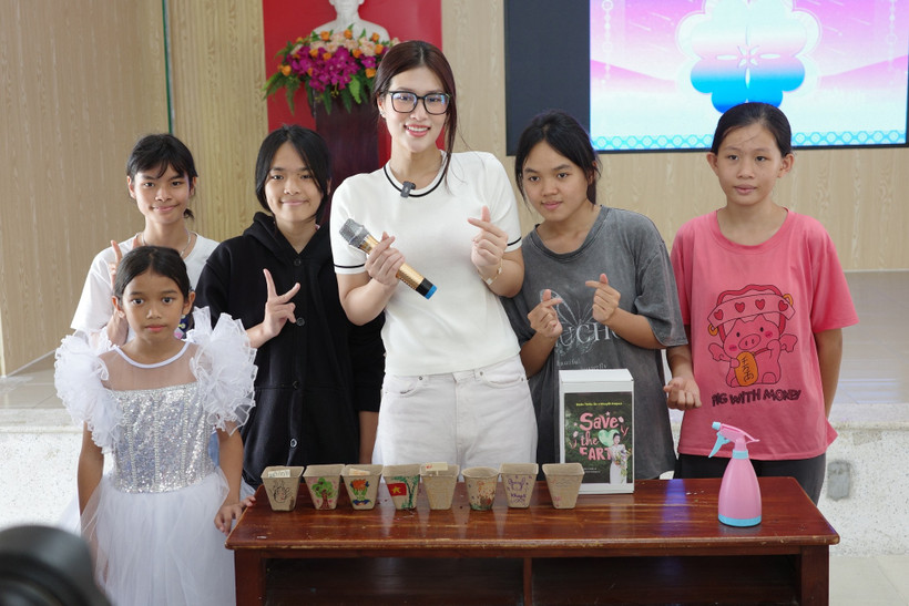 Hoa hậu Đoàn Thiên Ân vừa cùng dự án “Khuyết” tiếp tục dừng chân tại Làng trẻ SOS – Nha Trang. (Ảnh: CTV/Vietnam+)