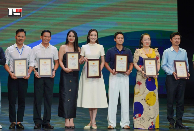 Á hậu Phương Thanh (váy trắng) vừa mang về huy chương Bạc đầu tiên trong sự nghiệp diễn xuất. 