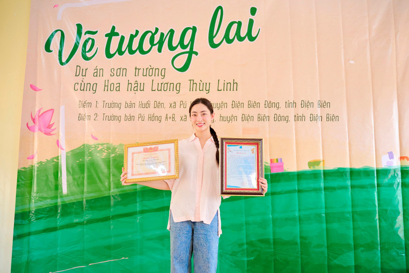 Hoa hậu Lương Thùy Linh vừa tiếp tục hành trình mang dự án “Vẽ tương lai" đến Điện Biên. (Ảnh: CTV/Vietnam+)