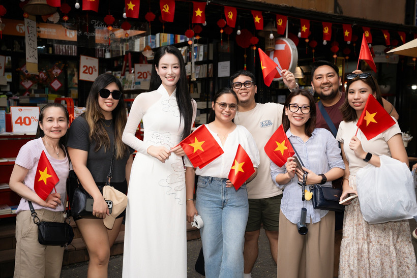 Niềm vui của du khách trong những ngày cả nước hướng về Đại lễ. (Ảnh: CTV/Vietnam+)