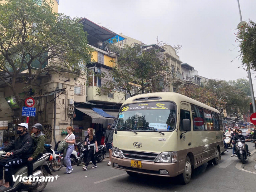 Liên ngành Sở Xây dựng Công an thành phố đề xuất xe ôtô chở người từ 28 chỗ trở lên được chạy 24/24h. (Ảnh: Vietnam+)