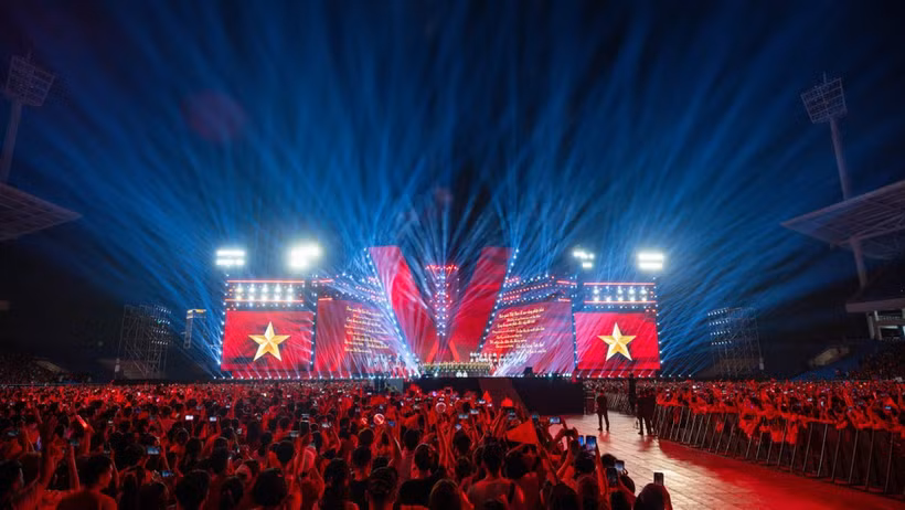 Khoảnh khắc đầy xúc động và tự hào trong concert 'Tổ quốc trong tim.' (Ảnh: Minh Sơn/Vietnam+)