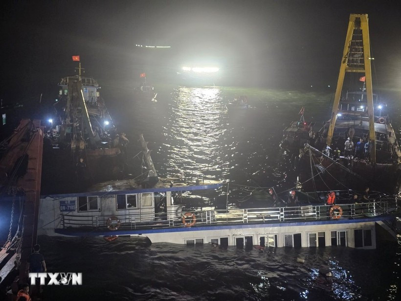 Lúc 2 giờ ngày 20/7, lực lượng chức năng thực hiện bơm hút nước trong tàu để tiến hành lai dắt Vịnh Xanh 58 bị lật trên vịnh Hạ Long về bờ. (Ảnh: Thanh Vân/TTXVN)